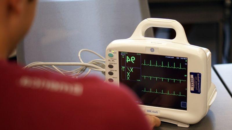 Student viewing patient monitor